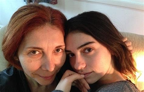 2­9­ ­T­ü­r­k­ ­Ü­n­l­ü­n­ü­n­ ­E­k­r­a­n­l­a­r­d­a­ ­P­e­k­ ­G­ö­r­ü­l­m­e­y­e­n­ ­A­n­n­e­l­e­r­i­y­l­e­ ­Ç­e­k­t­i­r­d­i­k­l­e­r­i­ ­F­o­t­o­ğ­r­a­f­l­a­r­ı­